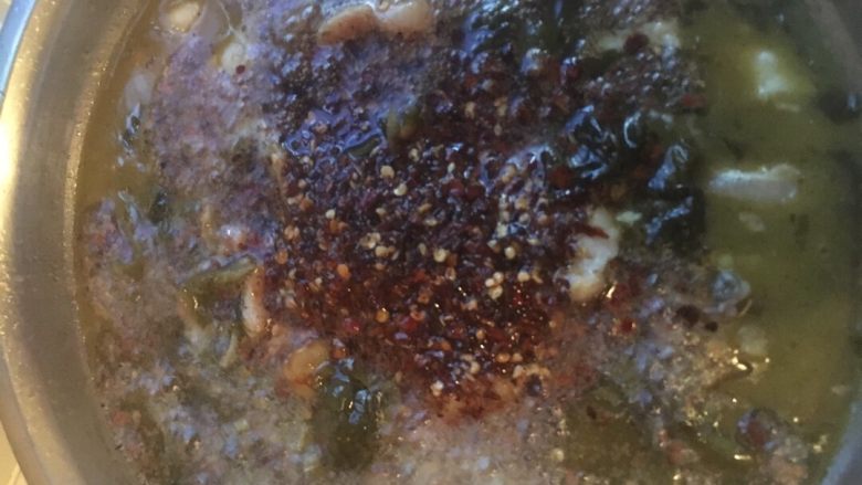 酸菜鱼,锅里烧热油,浇在辣椒上面