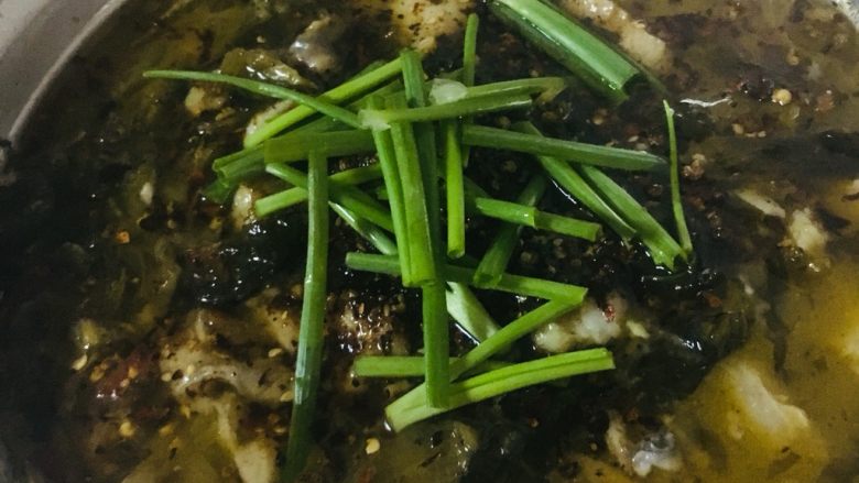 酸菜鱼,放入葱段就可以啦!😬