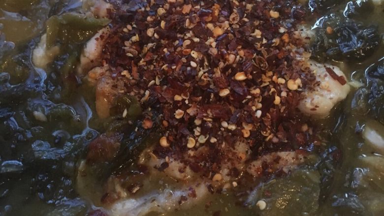 酸菜鱼,煮好盛入盆里,辣椒包铺在表面