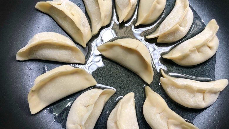 抱蛋煎饺,把全部饺子摆好,转中火煎一会