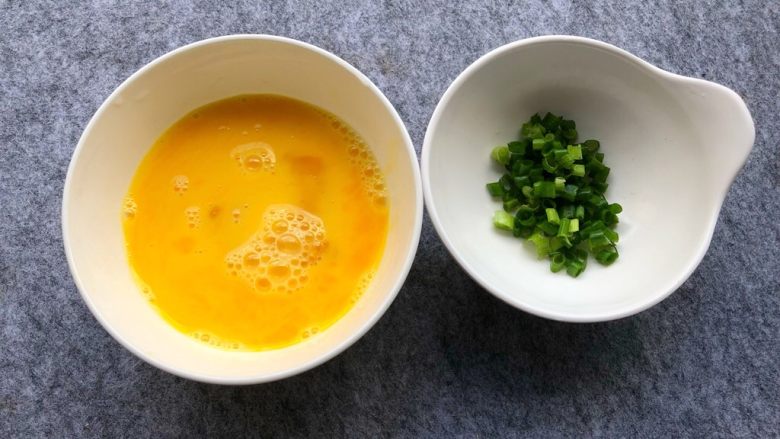 抱蛋煎饺,2个鸡蛋打成蛋液,葱切葱花