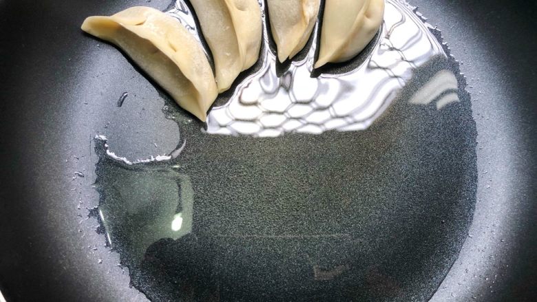 抱蛋煎饺,油热开小火,饺子一个一个放入