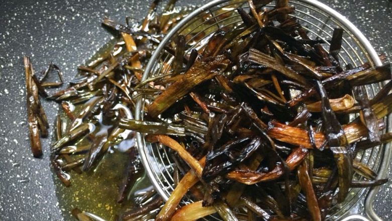 葱油拌面,把葱叶捞起来,可以留起来和面条一起吃,我是直接扔掉了,看个人喜欢哈!