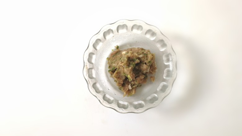 肉酿苦瓜圈,搅拌成肉馅,取出放入碗里
