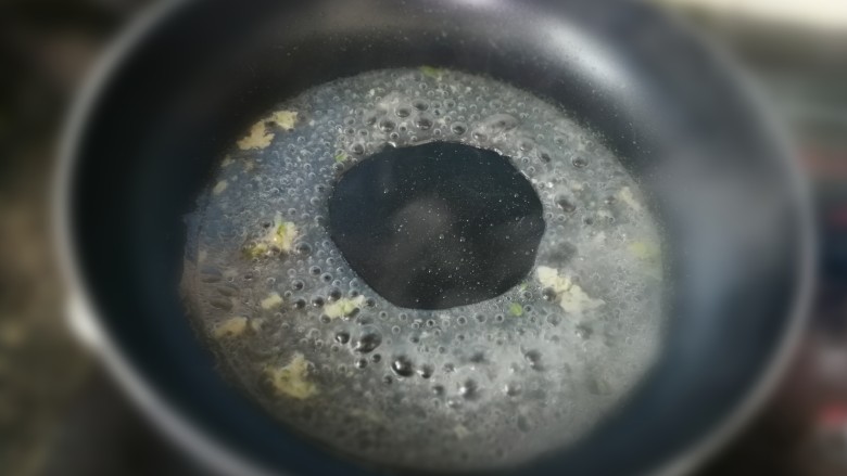 肉酿苦瓜圈,锅里放入芥花油,加入2汤勺淀粉水,加少许盐,煮成浓稠的芡汁即可~