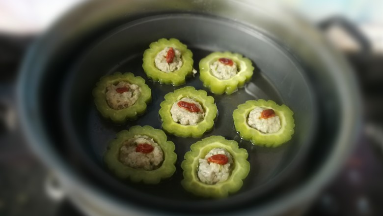 肉酿苦瓜圈,蒸好的苦瓜酿~,取出