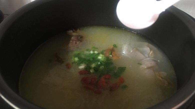 糯米鸡汤,趁汤还在电压锅里沸腾时,加入枸杞、<a style='color:red;display:inline-block;' href='/shicai/ 3232'>香葱</a>、盐等调料,搅拌均匀即可食用。