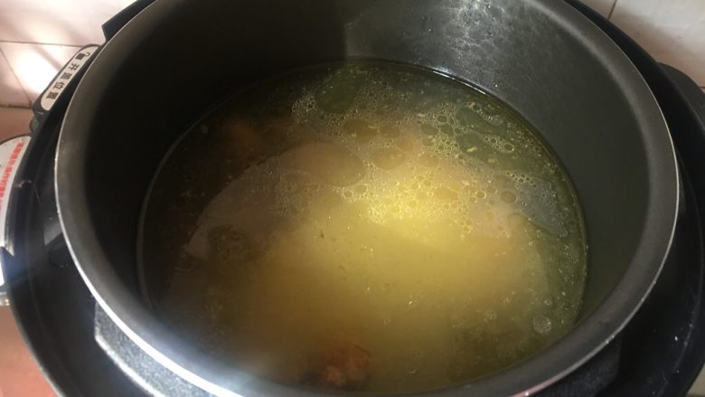 糯米鸡汤,加入糯米后的鸡汤变得浓稠,油而不腻,清香扑鼻。