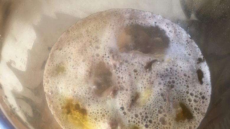 糯米鸡汤,沸水下锅就鸡块焯水,除去鸡块里的血泡,这样的鸡块煲汤口感才好。