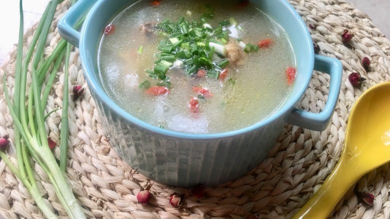 糯米鸡汤,一锅出炉,汤菜饭啥都有了,味道鲜美,颜值满满滴,特适合单身狗的美味。