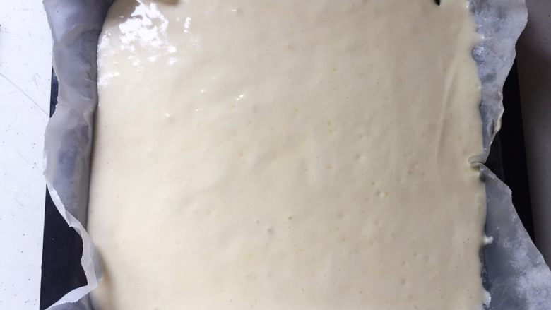 海苔肉松蛋糕卷,把蛋糕糊倒入铺了油纸的烤盘里,放入预热好的烤箱,165度,20分钟(具体时间、温度请根据自家烤箱设定)