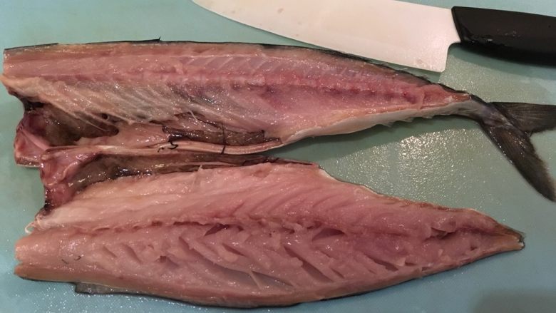 干煎鲭鱼,see!片下鱼肉,骨头、鱼刺还完整的