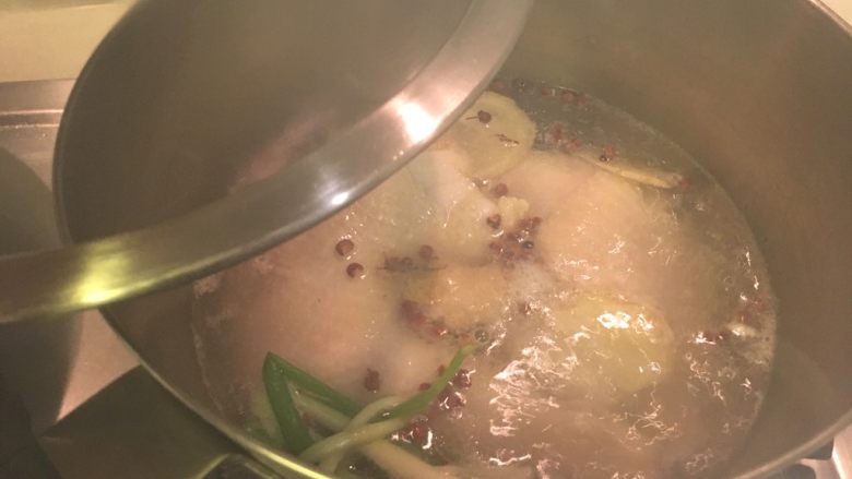 葱油鸡,冷水煮起,水开后盖起来