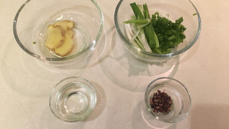 葱油鸡,调料:姜片葱米酒花椒