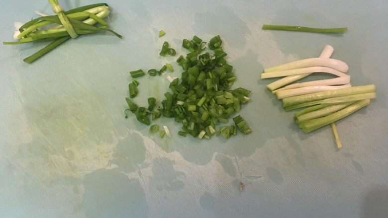 葱油鸡,葱洗净,分3份,梆