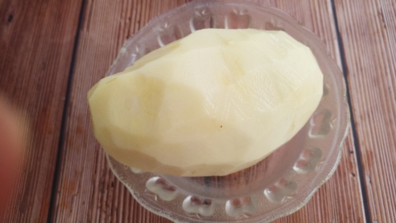 辣白菜炒土豆片,然后准备一个<a style='color:red;display:inline-block;' href='/shicai/ 23'>土豆</a>,去皮洗净。