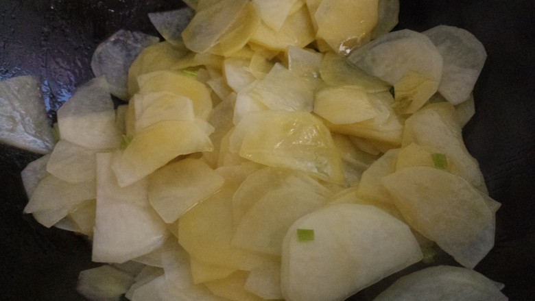 辣白菜炒土豆片,翻炒一分钟左右。如果土豆片有点粘锅的话,可以加入一点水。