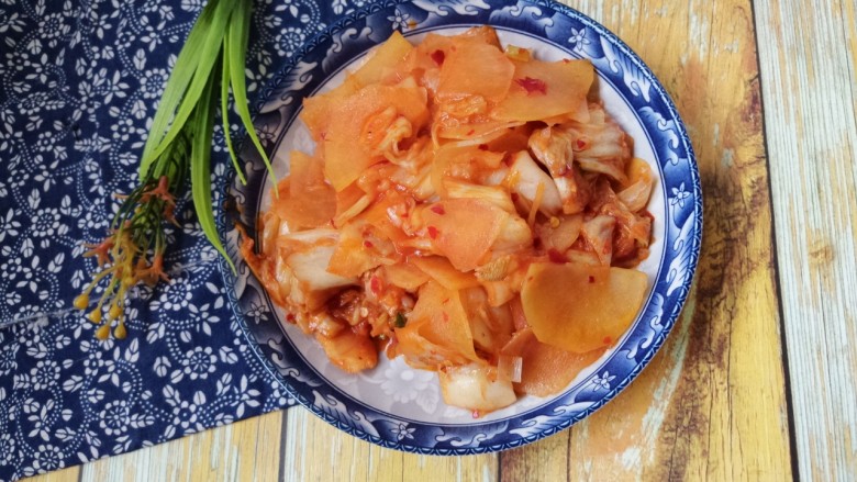 辣白菜炒土豆片,超级美味,超级好吃,赶紧试试吧。