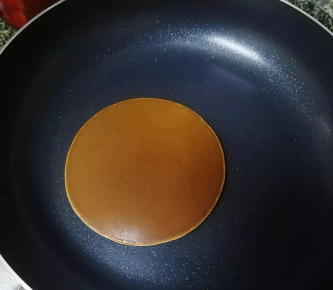 铜锣烧,翻面再煎一会。突然我觉得这个操作应该不叫煎,叫烤。