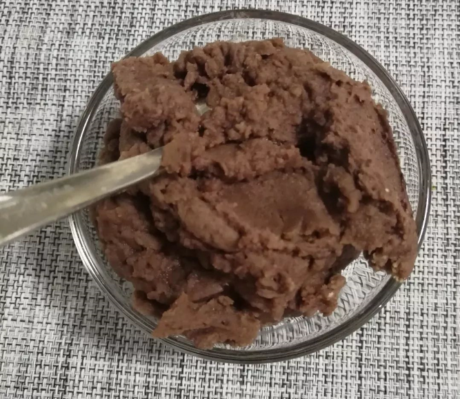 铜锣烧,煎皮的两三分钟间隙看看红豆好了没,好了的话拿出来趁热捣成泥(冷了就变硬了)。过滤一下得到的豆沙会更细腻。如果在煮红豆时水放多了,拿出来再煮至收汁就可以了。