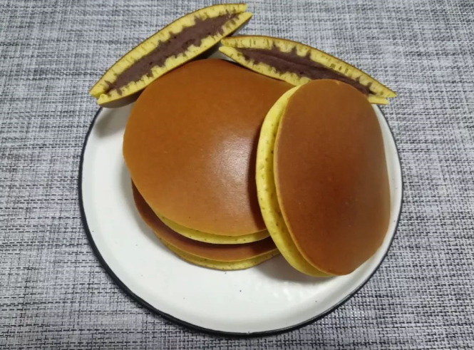 铜锣烧,最后从饼皮中选两张煎的差不多大小的夹一夹馅,铜锣烧就完成啦。