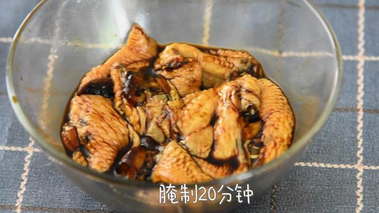 一道无骨时蔬鸡翅,不但荤素搭配,营养健康,而且外观很抢眼呢,倒入料酒、老抽、盐抓匀,腌制20分钟。
