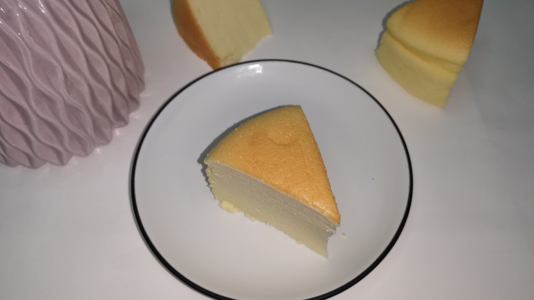 自制酸奶蛋糕,烤完记得趁热用脱模刀沿模具内壁分离糕体,并倒扣震荡脱模。冷藏一晚口感最佳!