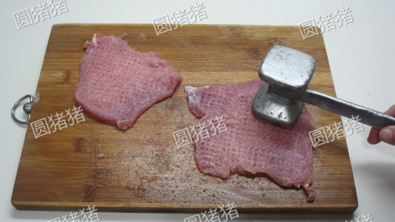 吉列猪扒,用肉锤或刀背将肉敲扁(约1指厚),敲大片。