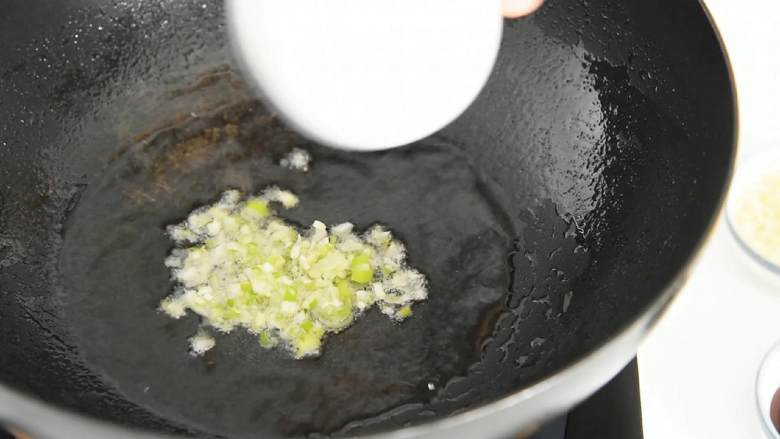 这道菜上桌朋友都爱吃,关键做法还简单易学,热锅冷油,放入葱花、蒜末爆香。