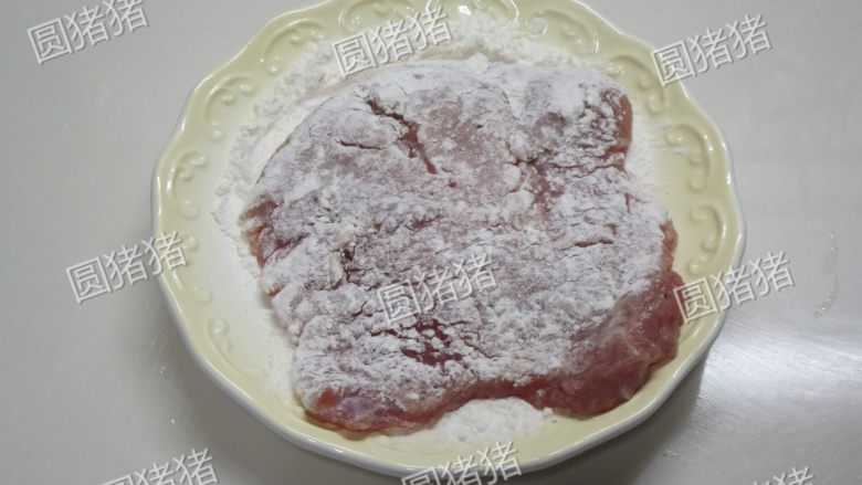 吉列猪扒,腌好的肉片先两面沾上<a style='color:red;display:inline-block;' href='/shicai/ 519'>面粉</a>。
