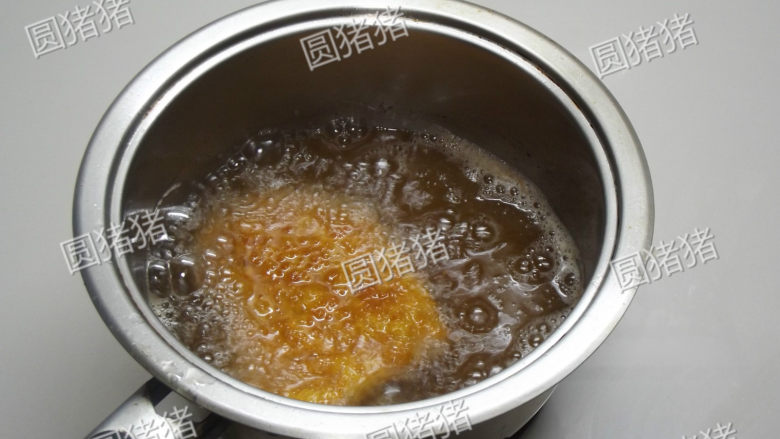 吉列猪扒,锅内热油至170度,中火放入肉片炸1分钟,再翻面炸1分钟。