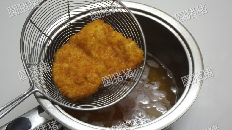 吉列猪扒,转大火把油温拉高,再将猪排放入用大火炸1分钟即可。