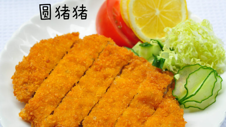 吉列猪扒,炸好的猪排放在沥油网上沥净油,乘热切件即可。