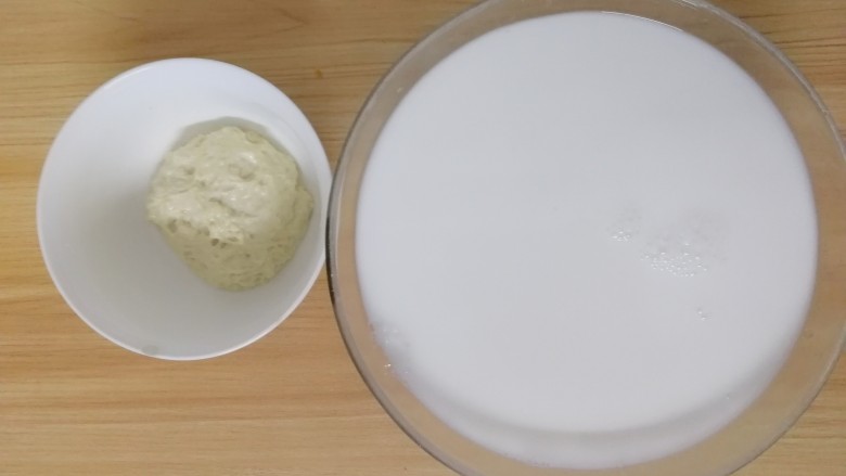 手工凉皮,洗到如图,变成一个小面筋团子