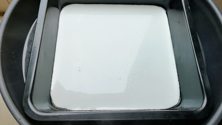 手工凉皮,锅里烧一锅水,水开后,放入倒了粉浆的模具,盖上盖子蒸两分钟左右