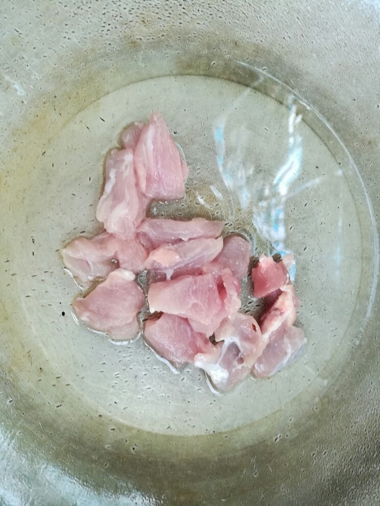 丝瓜豆腐瘦肉汤,加猪瘦肉翻炒至变色