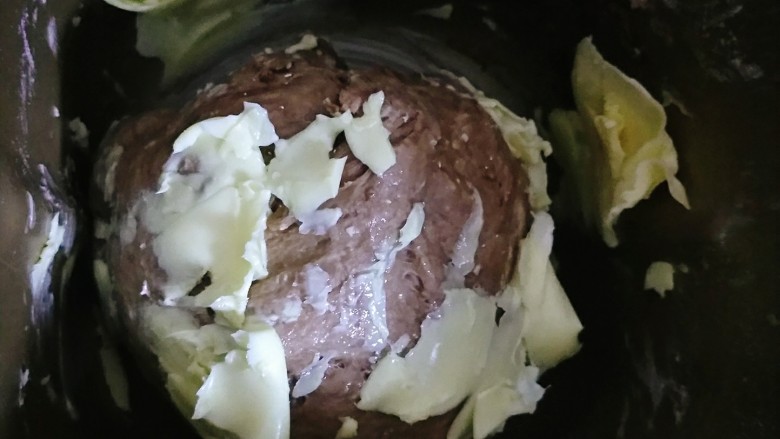 巧克力豆软欧包,面团揉十分钟后基本比较光滑,加入提前室温软化好的黄油,继续揉面10-15分钟(冬季室温低,可把黄油切成薄片,节省软化时间)