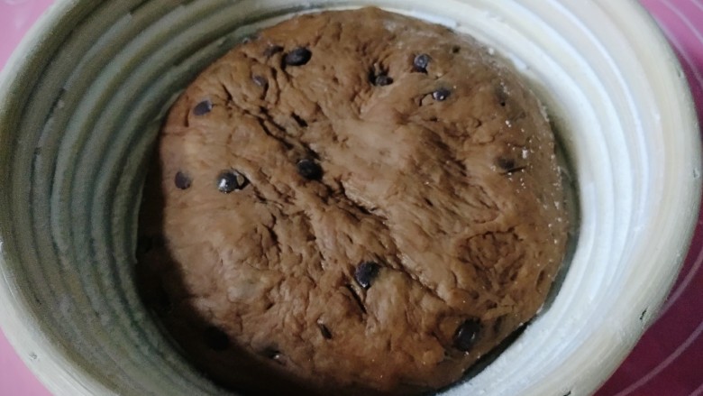 巧克力豆软欧包,把面团放进晒了面粉的发酵篮中,发酵至满篮