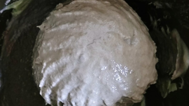 巧克力豆软欧包,面团揉至有较好的拉伸性即可。如果此时面团较湿,可少量加入面粉,因各家的面粉吸水性不同,根据情况酌情增减水量。