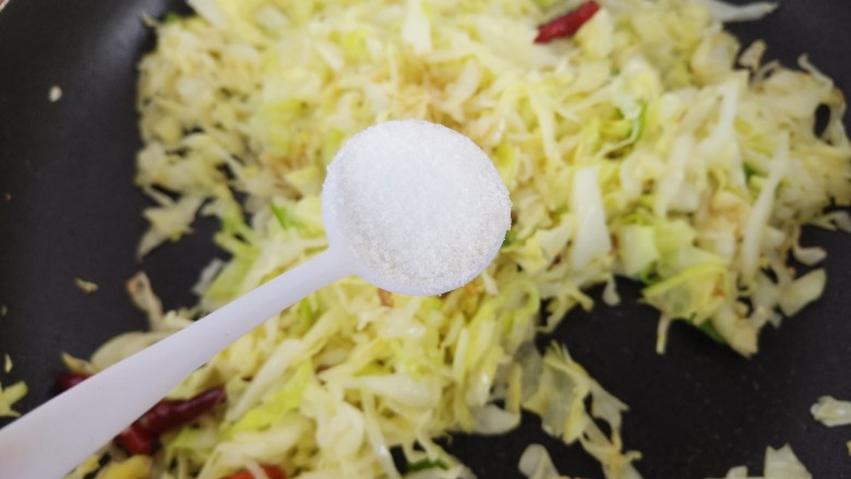 爆炒大头菜,然后翻炒,再放一勺盐。