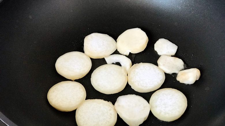 快手营养早餐07,另一边,热锅热油放入杏鲍菇切片,中小火煎;