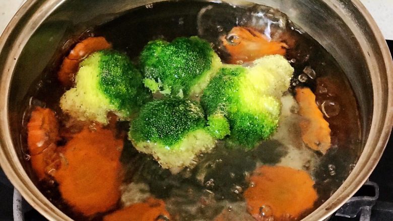 快手营养早餐07,1分钟后放入西蓝花,一起煮4分钟;