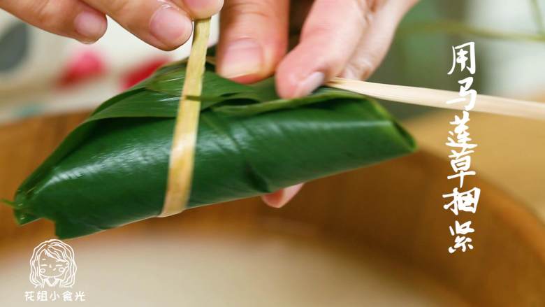 12m+端午节红枣粽子,将粽子捆紧系好~