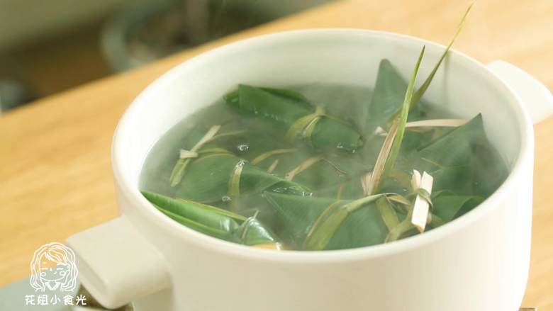 12m+端午节红枣粽子,水烧开,把粽子放入锅中~