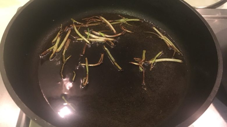 葱油鸡,起锅锅!一杯油!爆香葱段、加盐