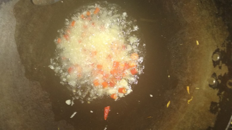 牛肉炒粉,加油煸炒蒜末，小米椒，加米酒爆香
