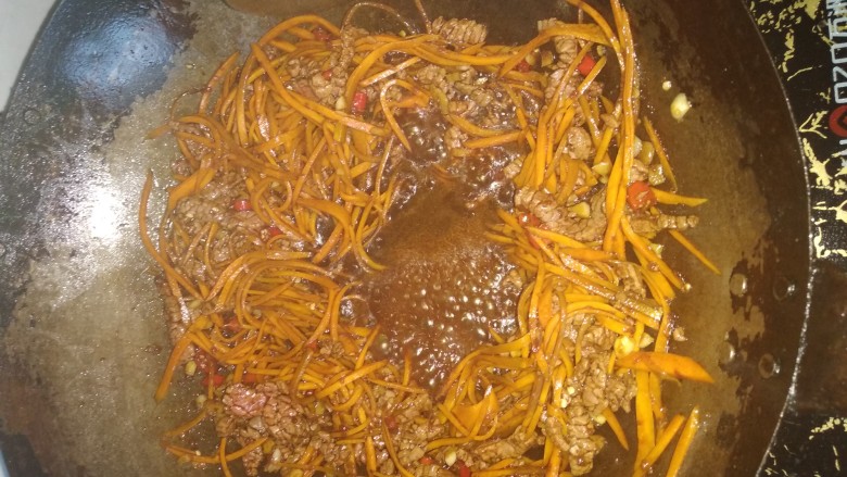 牛肉炒粉,加<a style='color:red;display:inline-block;' href='/shicai/ 762'>老抽</a>，<a style='color:red;display:inline-block;' href='/shicai/ 864'>蒸鱼豉油</a>，生抽，盐，加<a style='color:red;display:inline-block;' href='/shicai/ 216'>牛肉</a>，最后加少许<a style='color:red;display:inline-block;' href='/shicai/ 10588'>糖</a>