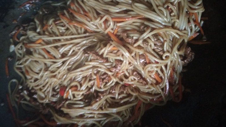 牛肉炒粉,加<a style='color:red;display:inline-block;' href='/shicai/ 547'>米粉</a>翻炒，可加点香菜提味