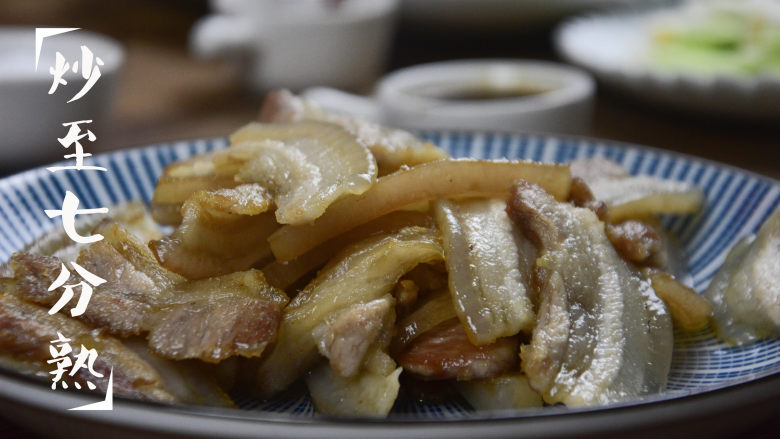 蒜苗回锅肉,炒至七成熟,盛出备用;