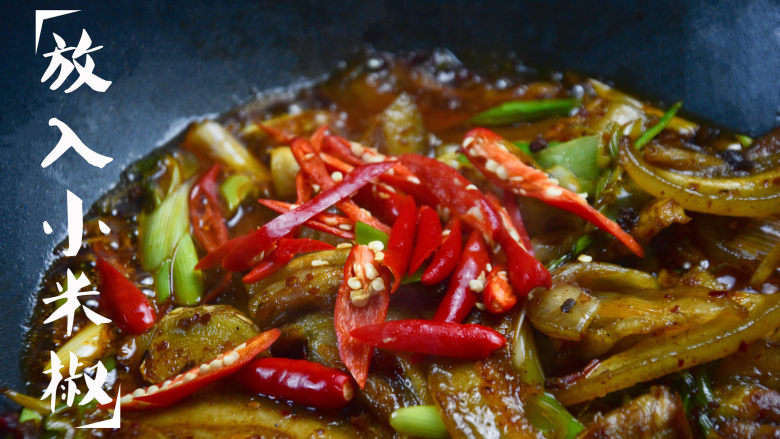 蒜苗回锅肉,小米椒;